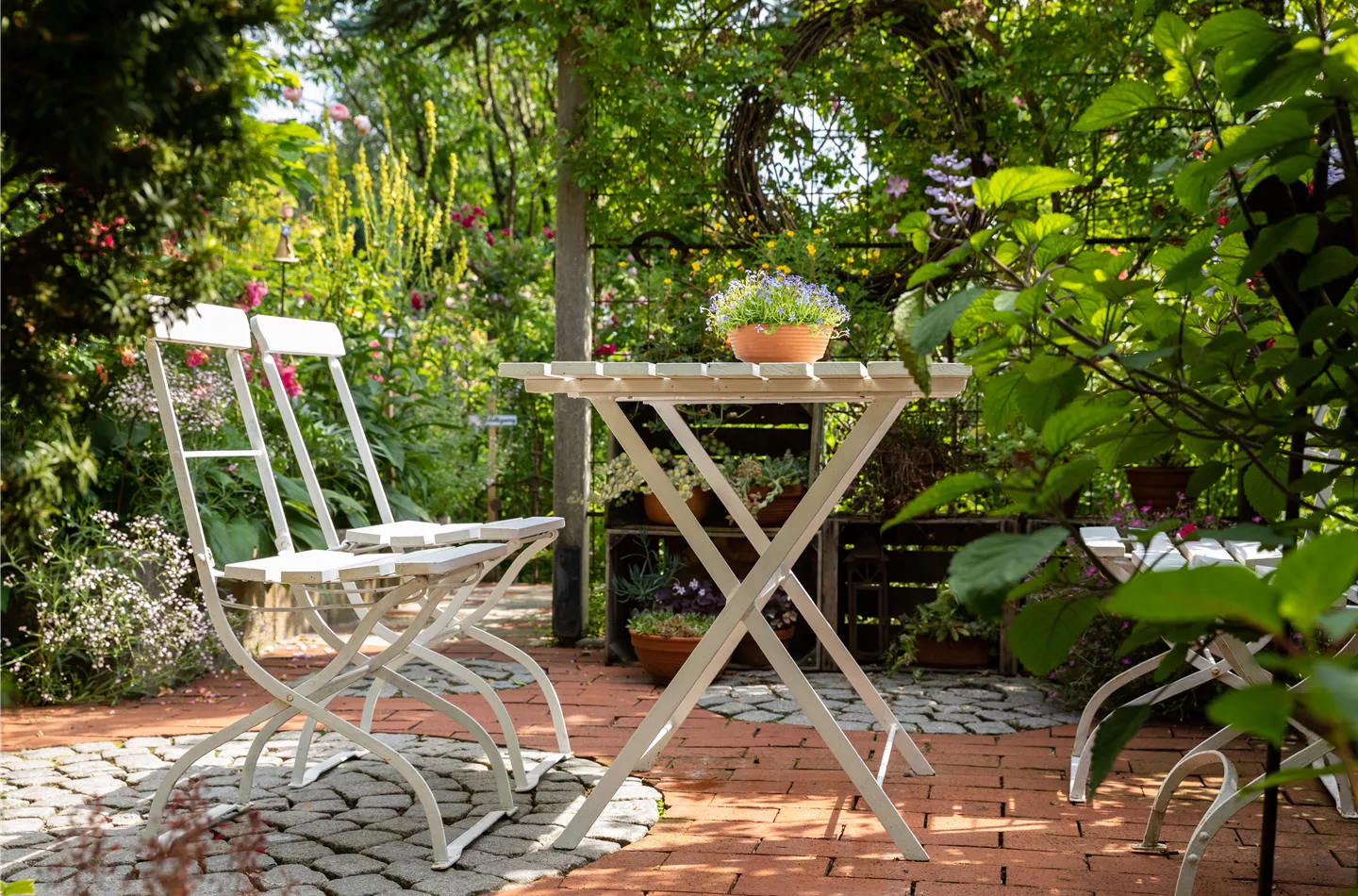 Terrasse mit Gartenmöbel (GS671932.jpg)